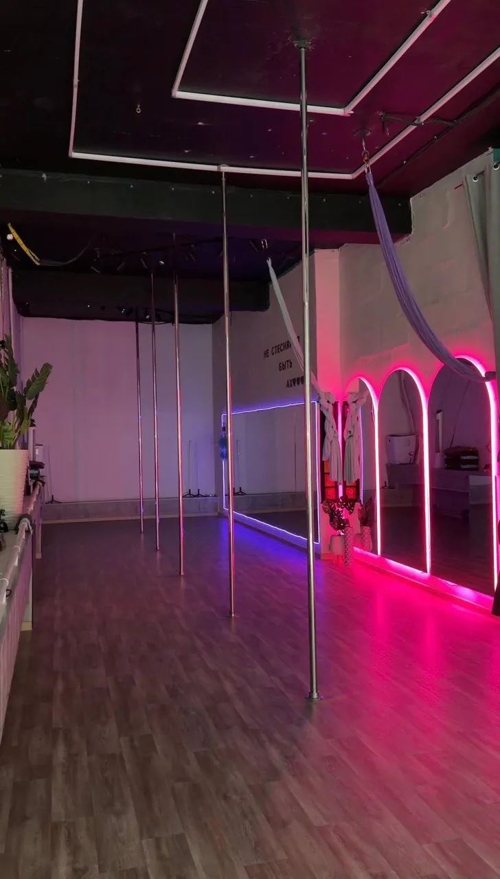 Зал для pole dance с неоновой подсветкой в DA Studio